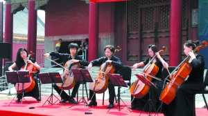 朱亦兵（左三）和他的樂(lè)團(tuán)。